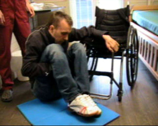 Förflyttning från golv till rullstol med hjälp